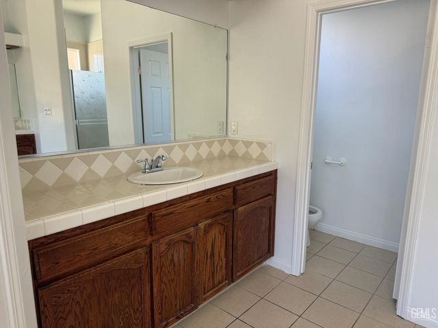 2802 Silver Shore Lane, Bakersfield, CA 93313