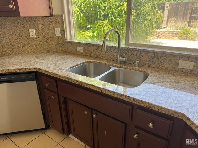 2802 Silver Shore Lane, Bakersfield, CA 93313