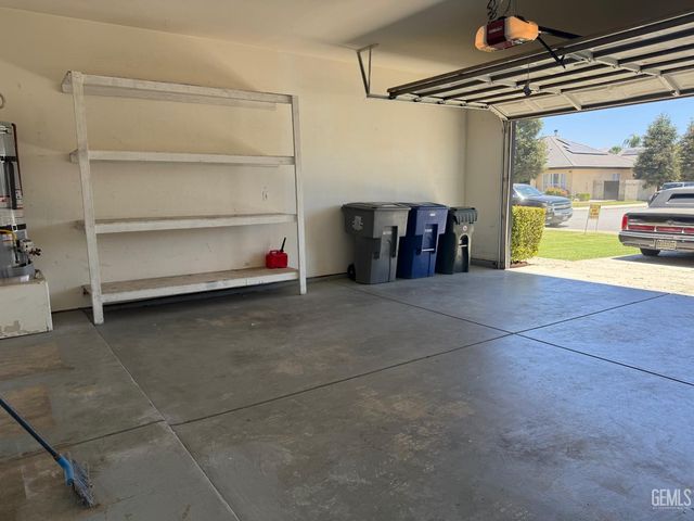 2802 Silver Shore Lane, Bakersfield, CA 93313
