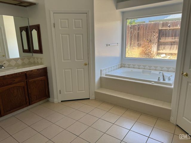 2802 Silver Shore Lane, Bakersfield, CA 93313