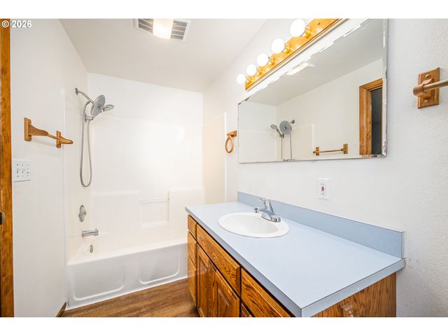3220 31ST St, Florence, OR 97439