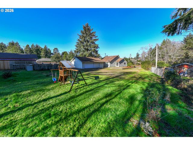 3220 31ST St, Florence, OR 97439