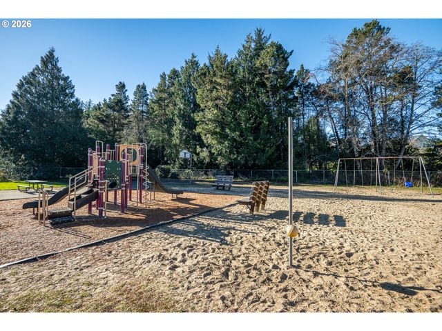 3220 31ST St, Florence, OR 97439