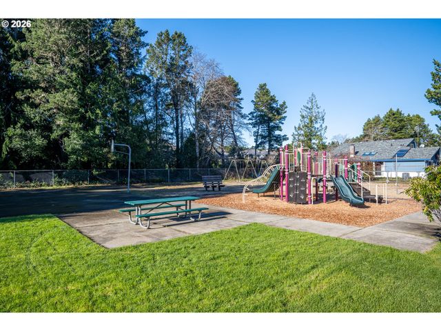3220 31ST St, Florence, OR 97439