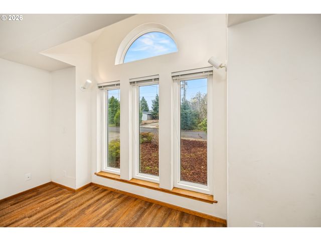 3220 31ST St, Florence, OR 97439