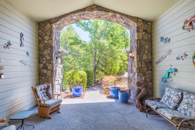 355 Madrone Ridge Drive, Grants Pass, OR 97527