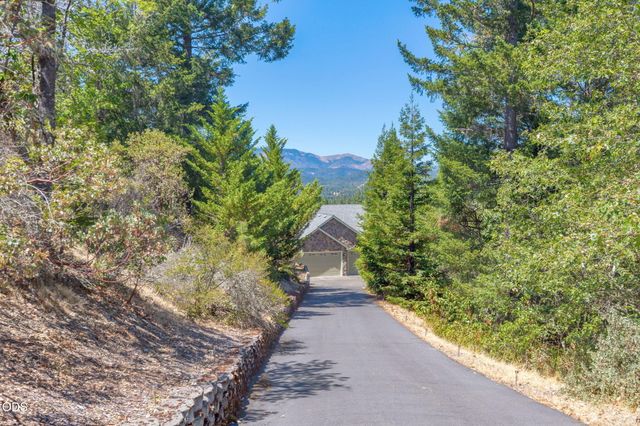 355 Madrone Ridge Drive, Grants Pass, OR 97527