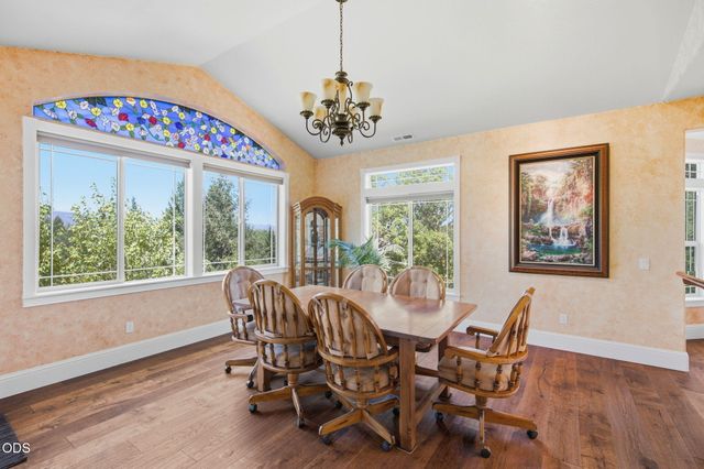355 Madrone Ridge Drive, Grants Pass, OR 97527