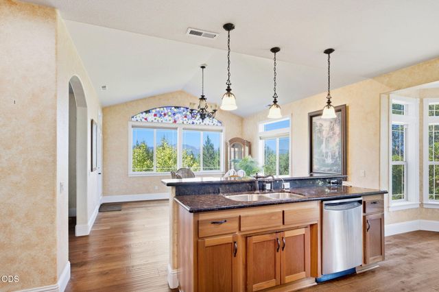 355 Madrone Ridge Drive, Grants Pass, OR 97527
