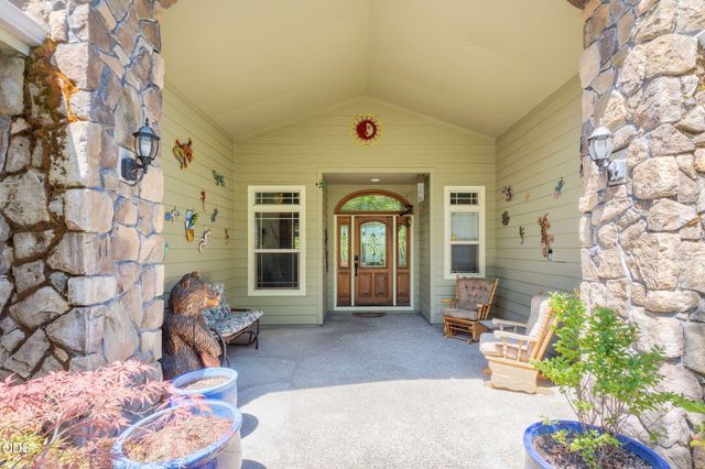 355 Madrone Ridge Drive, Grants Pass, OR 97527