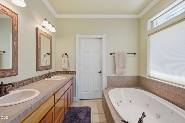 355 Madrone Ridge Drive, Grants Pass, OR 97527