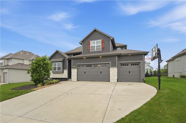 1712 SW 27th Street, Lee's Summit, MO 64082