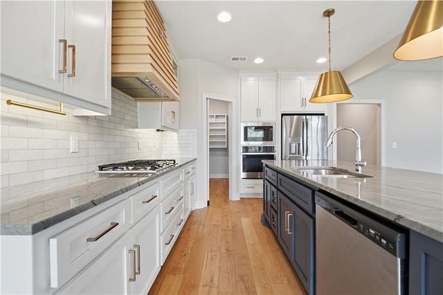 1712 SW 27th Street, Lee's Summit, MO 64082