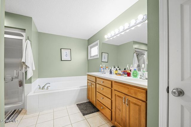 7548 Red Pines Drive, Sylvania, OH 43560