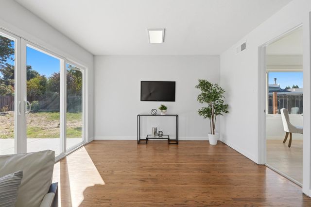 16 Clarence Court, East Palo Alto, CA 94303