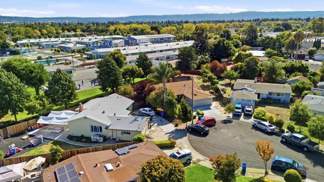 16 Clarence Court, East Palo Alto, CA 94303