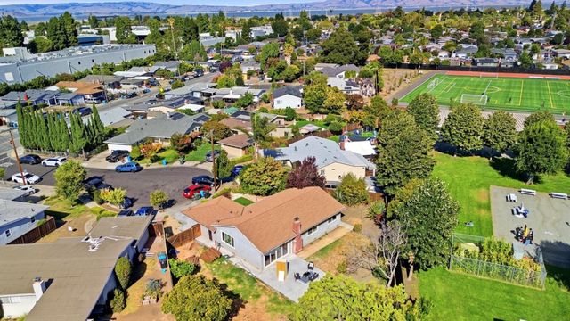 16 Clarence Court, East Palo Alto, CA 94303