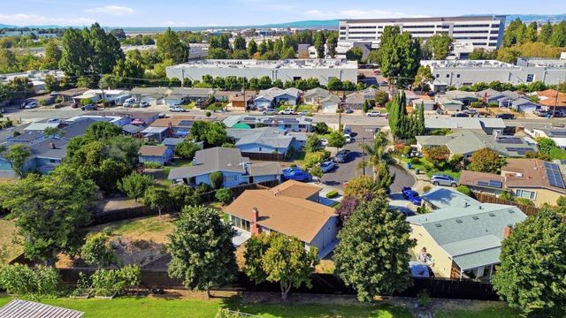 16 Clarence Court, East Palo Alto, CA 94303