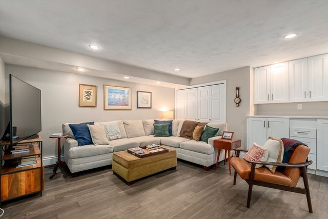 62 Gregory Rd, Framingham, MA 01701