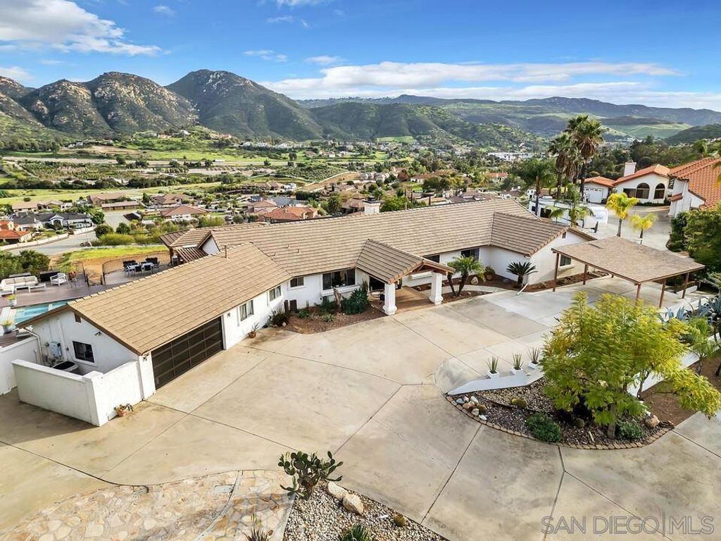 Image 6 of property listing at 15003 Driftwood Creek Rd, El Cajon, CA 92021