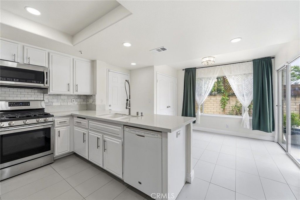 Image 10 of property listing at 126 Bloom, Claremont, CA 91711