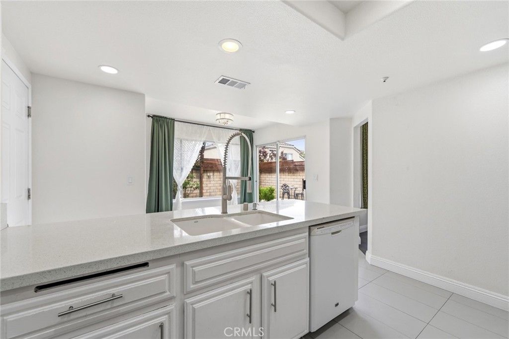 Image 11 of property listing at 126 Bloom, Claremont, CA 91711