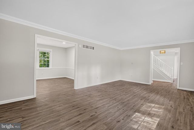 806 N COUNTRY CLUB DR, Newark, DE 19702