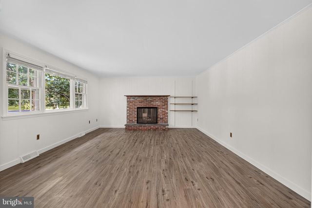 806 N COUNTRY CLUB DR, Newark, DE 19702