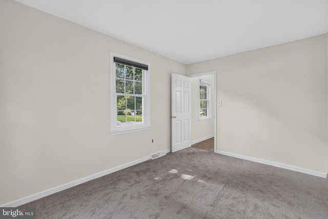 806 N COUNTRY CLUB DR, Newark, DE 19702