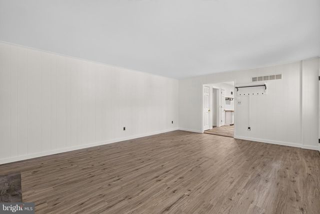 806 N COUNTRY CLUB DR, Newark, DE 19702