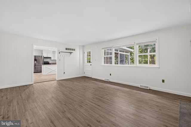 806 N COUNTRY CLUB DR, Newark, DE 19702