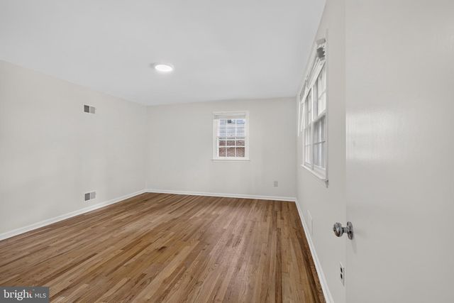 806 N COUNTRY CLUB DR, Newark, DE 19702