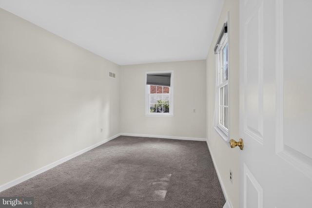 806 N COUNTRY CLUB DR, Newark, DE 19702
