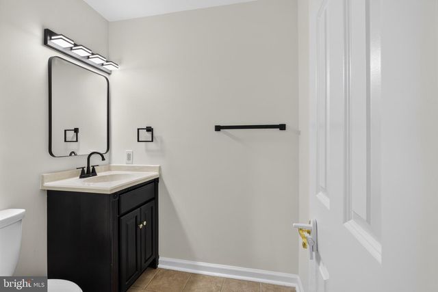 806 N COUNTRY CLUB DR, Newark, DE 19702
