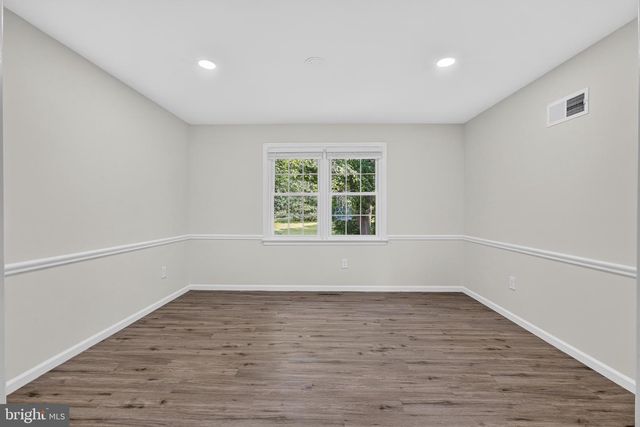 806 N COUNTRY CLUB DR, Newark, DE 19702