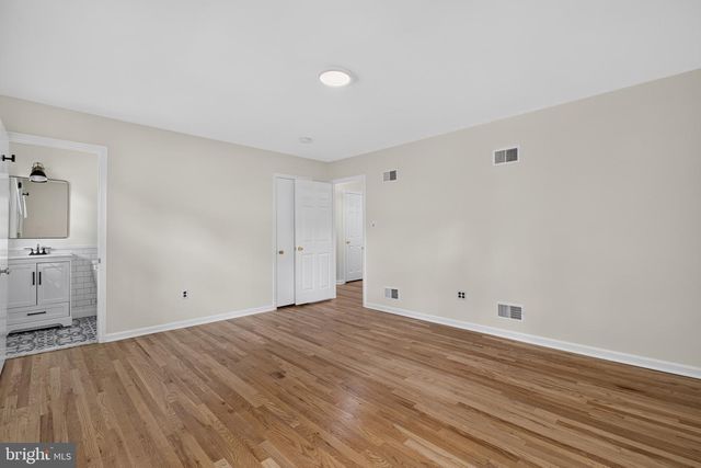 806 N COUNTRY CLUB DR, Newark, DE 19702