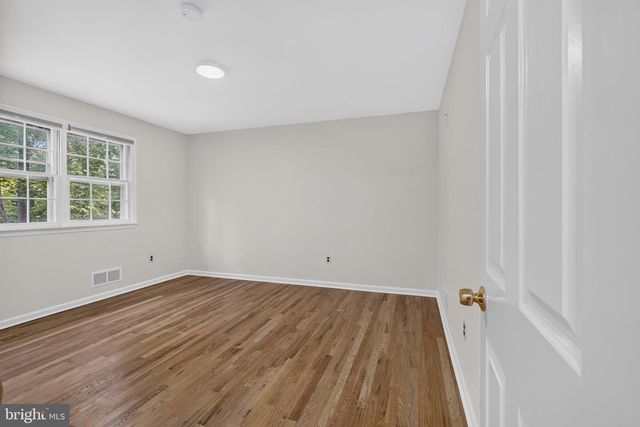 806 N COUNTRY CLUB DR, Newark, DE 19702