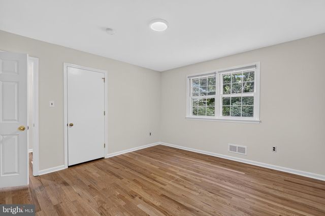806 N COUNTRY CLUB DR, Newark, DE 19702