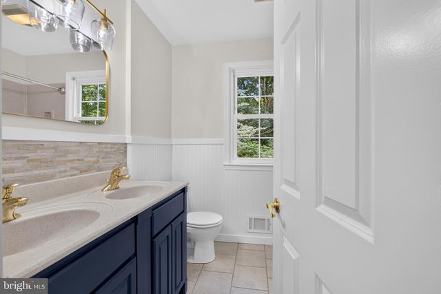 806 N COUNTRY CLUB DR, Newark, DE 19702