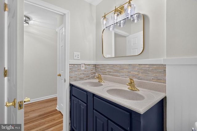 806 N COUNTRY CLUB DR, Newark, DE 19702