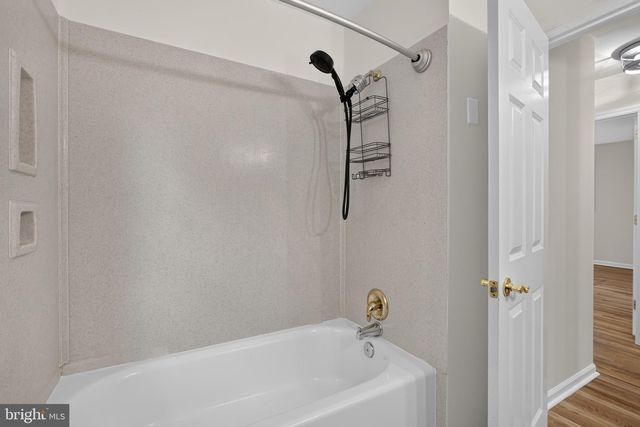 806 N COUNTRY CLUB DR, Newark, DE 19702