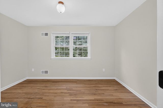 806 N COUNTRY CLUB DR, Newark, DE 19702