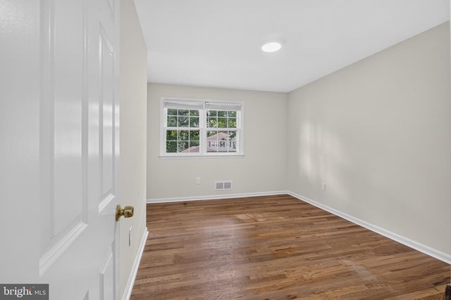 806 N COUNTRY CLUB DR, Newark, DE 19702