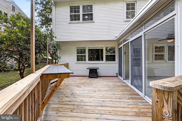 806 N COUNTRY CLUB DR, Newark, DE 19702