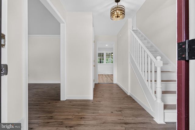 806 N COUNTRY CLUB DR, Newark, DE 19702
