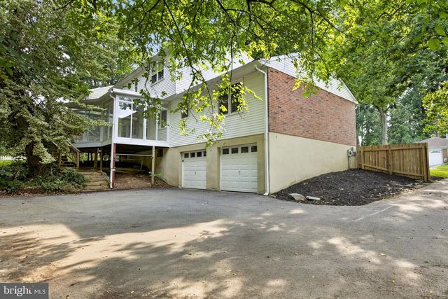 806 N COUNTRY CLUB DR, Newark, DE 19702