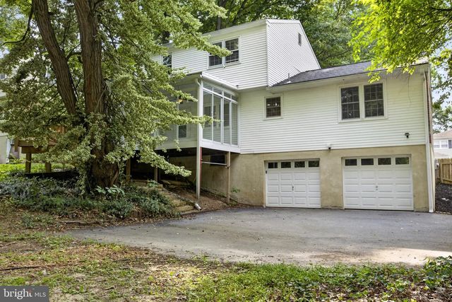 806 N COUNTRY CLUB DR, Newark, DE 19702