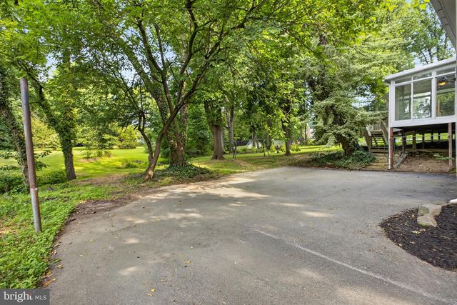 806 N COUNTRY CLUB DR, Newark, DE 19702