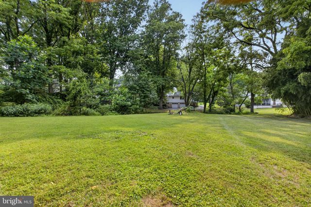 806 N COUNTRY CLUB DR, Newark, DE 19702