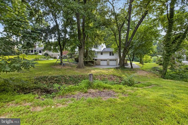 806 N COUNTRY CLUB DR, Newark, DE 19702